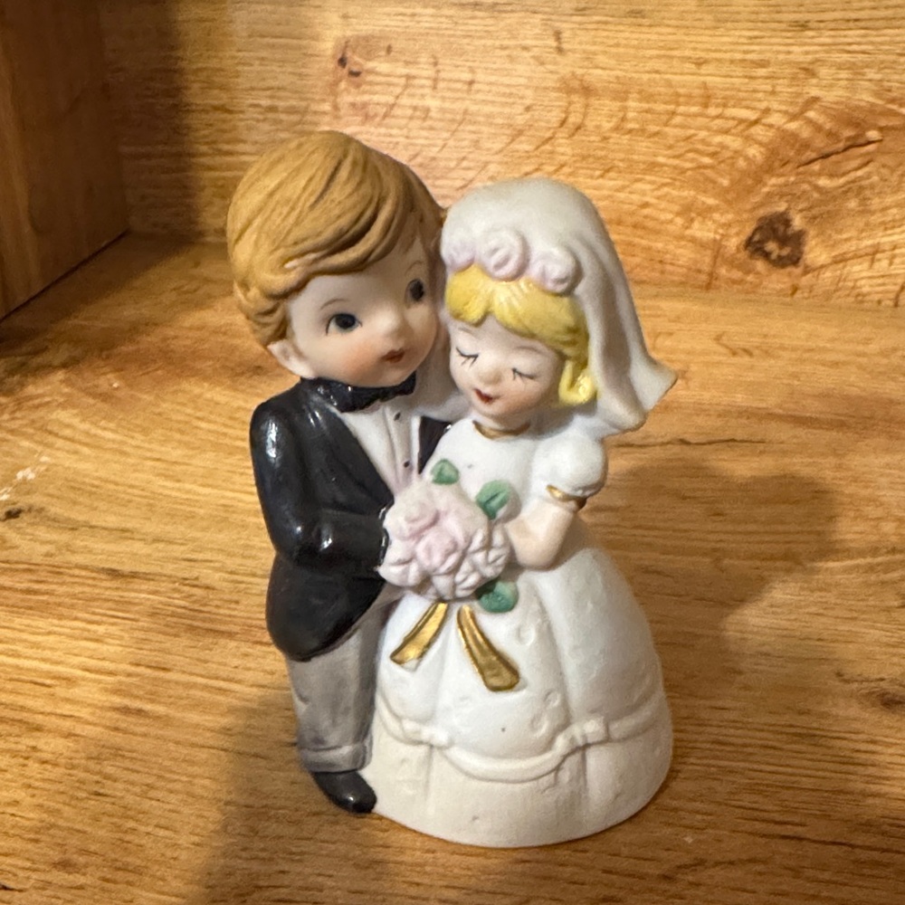 Elegant Wedding Couple Figurine - Bell Black, White, Gold